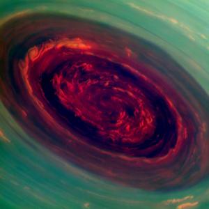 Tormenta del polo norte en Saturno